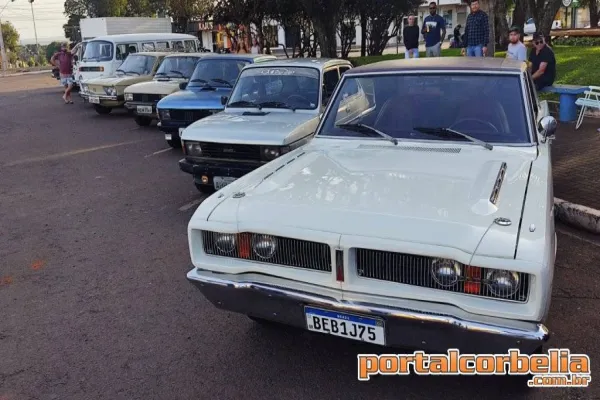 Foto relacionada a notícia: Grupo de amigos com carros antigos realizam encontro em Corbélia