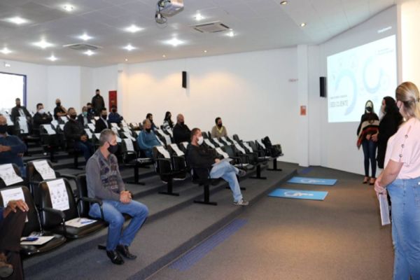 Paranhos entrega certificados de conclusão de cursos profissionalizantes