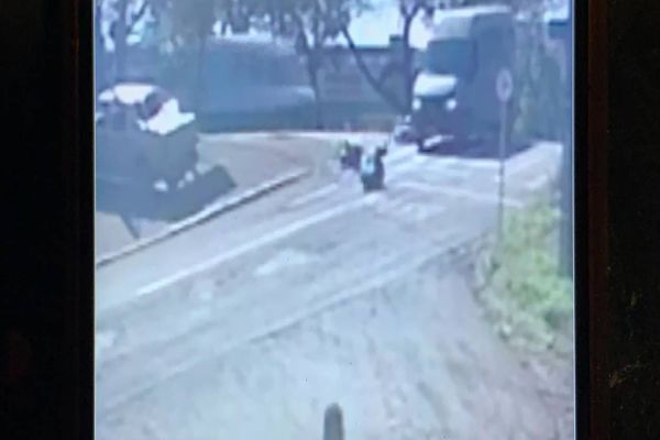 Imagem referente a notícia: Câmera de segurança registra colisão de trânsito na Avenida Brasil