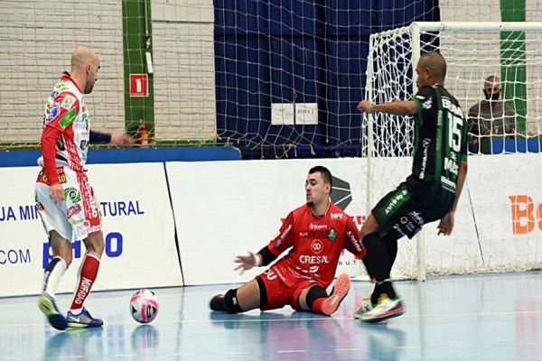 Cascavel Futsal vence "clássico" e sobe na tabela da Liga Nacional