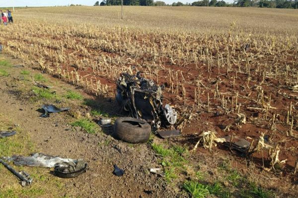 Imagem referente a notícia: Colisão frontal entre carro e caminhão na PR-182, deixa uma pessoa morta e carro parte ao meio