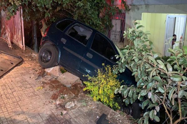 Imagem referente a notícia: Carro invade residência na Rua Minas Gerais no centro de Cascavel