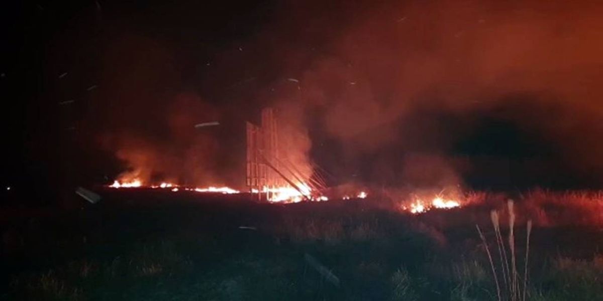Incêndio em vegetação de grandes proporções é registrado na marginal da BR-467
