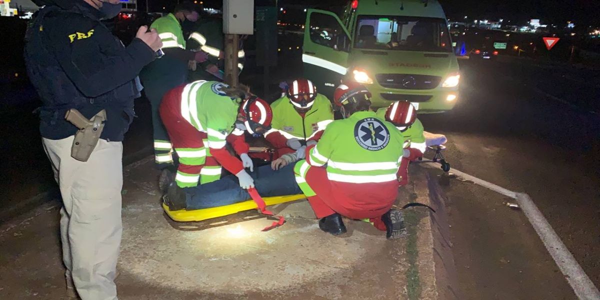 Motociclista fica ferido após colisão traseira na BR-277, no Trevo Cataratas