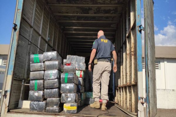Imagem referente a notícia: PRF apreende 1,5 tonelada de maconha no norte do Paraná