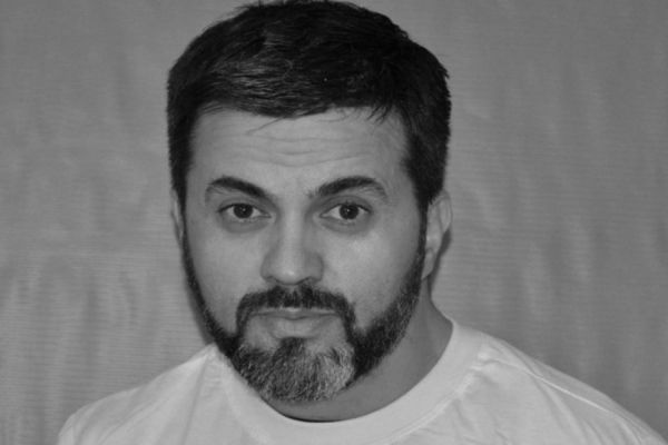 Imagem referente a notícia: Narrador Jacir de Oliveira morre aos 48 anos vítima da Covid-19