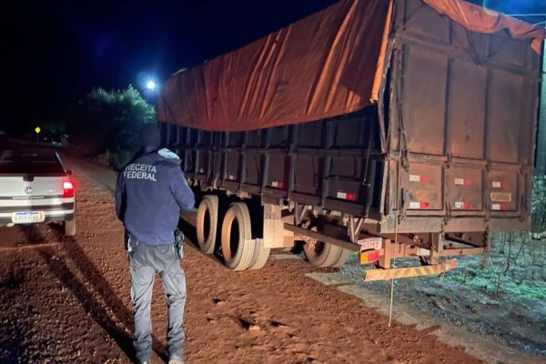 Imagem referente a notícia: Receita Federal de Cascavel apreende veiculo carregado com 500 caixas cigarros contrabandeados