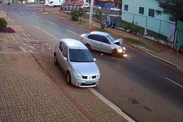 Imagem referente a notícia: Câmera de monitoramento registra grave colisão traseira na Rua Vitória em Cascavel