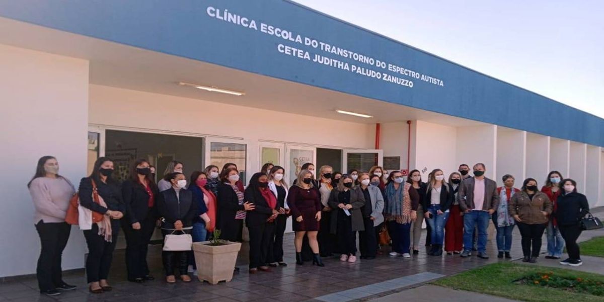 Municípios da região conhecem o funcionamento e atendimento da Clínica Escola para Autistas