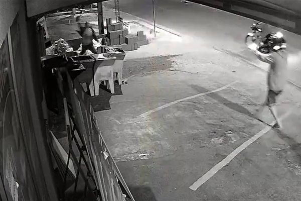 Imagem referente a notícia: Câmera de segurança registra homem sendo baleado no Bairro 14 de Novembro em Cascavel