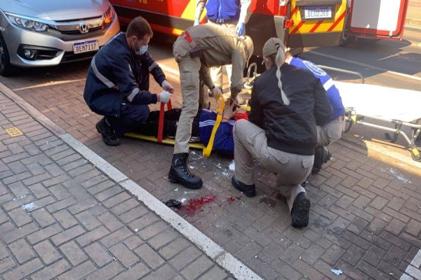 Imagem referente a notícia: Homem é agredido a socos e chutes na Avenida Brasil em Cascavel