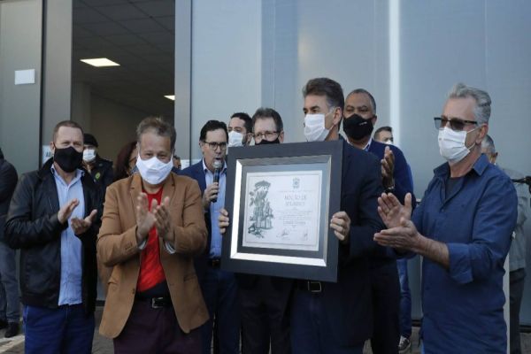 Paranhos recebe homenagem dos 21 vereadores e destaca a maturidade da cidade