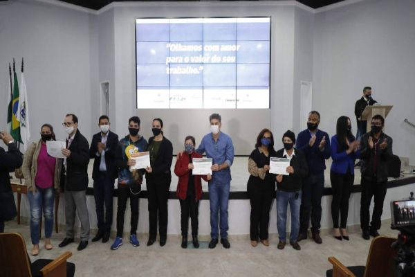 Alunos que participaram de cursos profissionalizantes recebem certificados