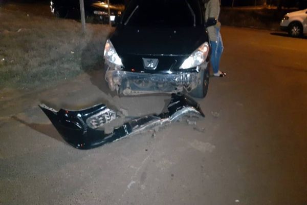 Imagem referente a notícia: Motociclista fica ferido após colisão de trânsito no Bairro Brasmadeira, em Cascavel