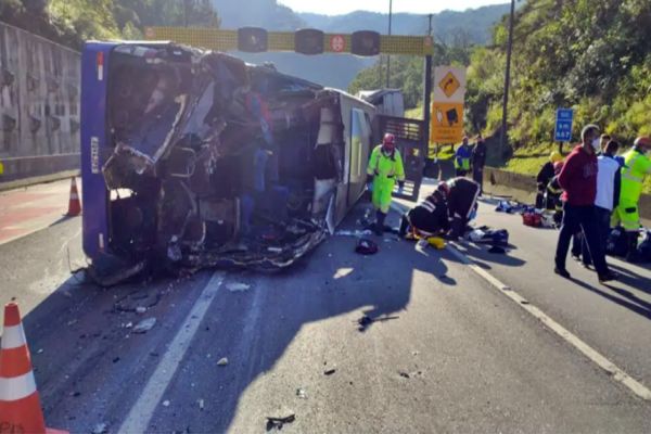 Imagem referente a notícia: Ônibus com time do Umuarama Futsal tomba na BR-376 em Guaratuba; duas pessoas morrem