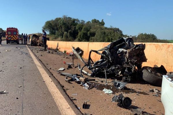 Imagem referente a notícia: Mulher morre após colisão frontal na rodovia BR-163, em Cascavel