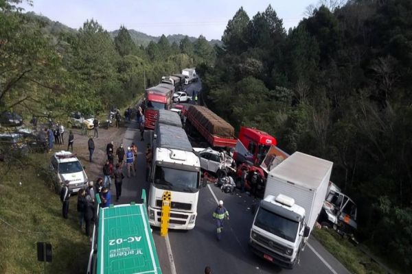 Após ônibus do Futsal tombar, sete pessoas ficam feridas em congestionamento formado pelo acidente