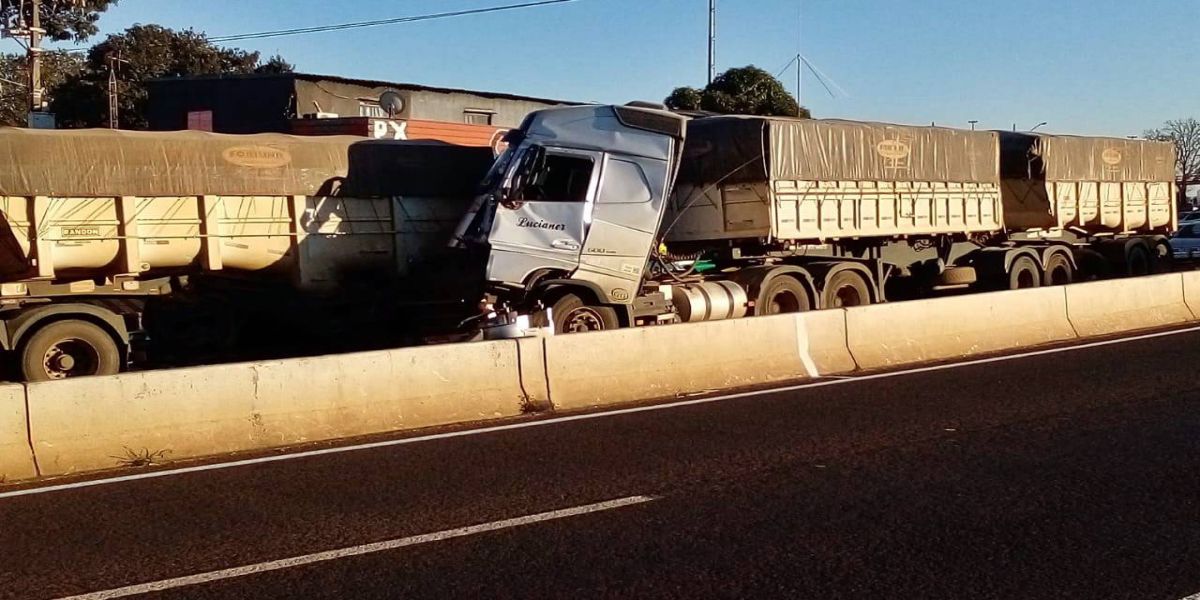 Cabine de caminhão fica destruída após forte colisão traseira na PRc-467 em Cascavel