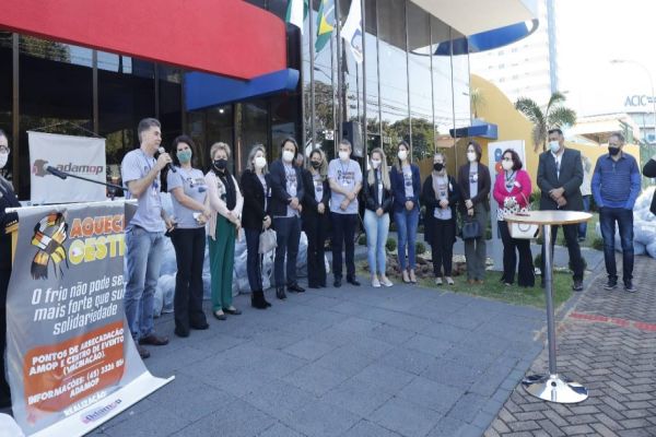 Primeira-dama de Cascavel, Fabíola Paranhos entrega 60 mil peças arrecadadas no Aquece Oeste