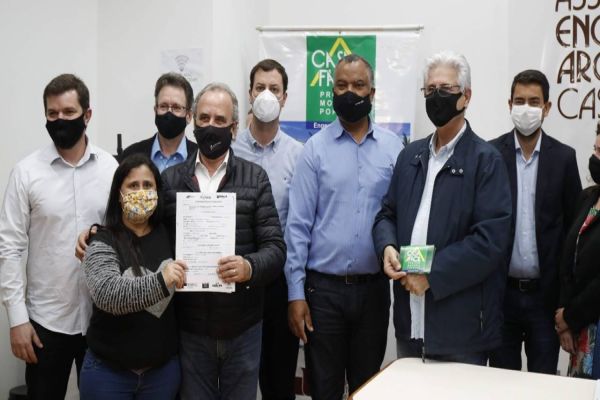 “É um sonho realizado”: Programa Casa Fácil entrega 6 alvarás de construção