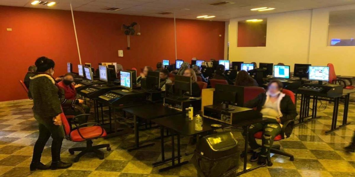 AIFU flagra mais de 300 pessoas e apreende 38 máquinas caça-níqueis em Curitiba