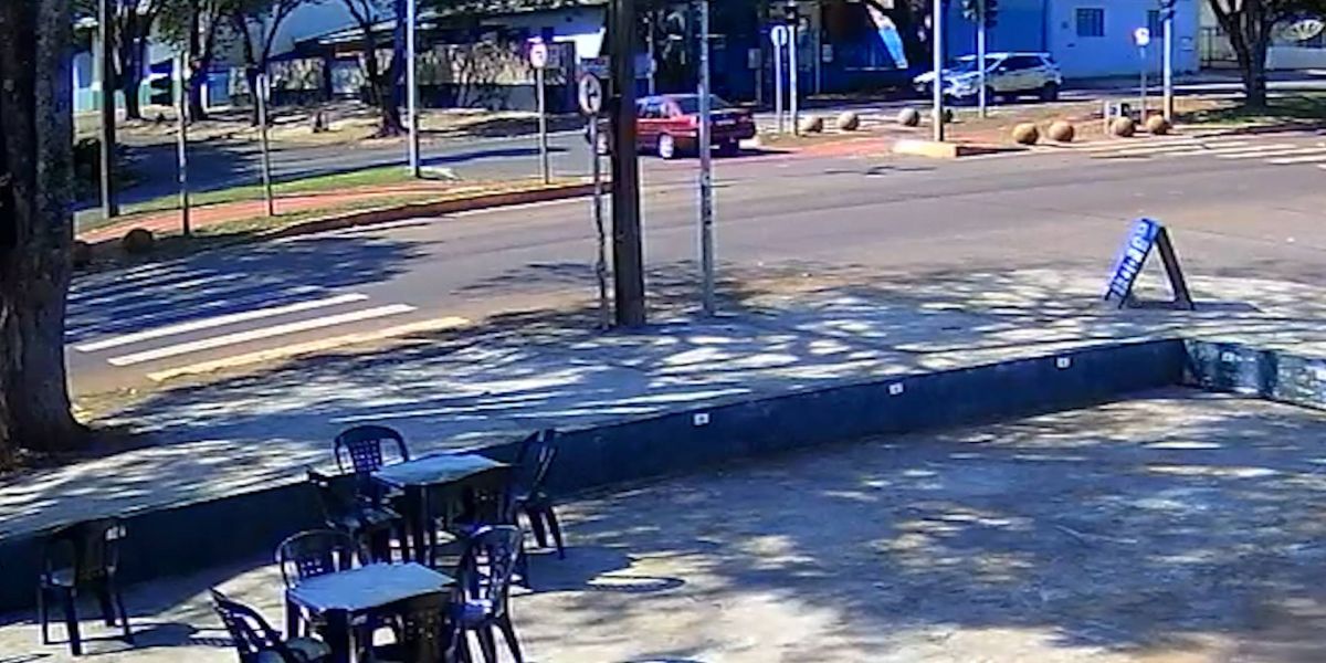 Câmera de segurança registra colisão de trânsito na Avenida Barão do Rio Branco