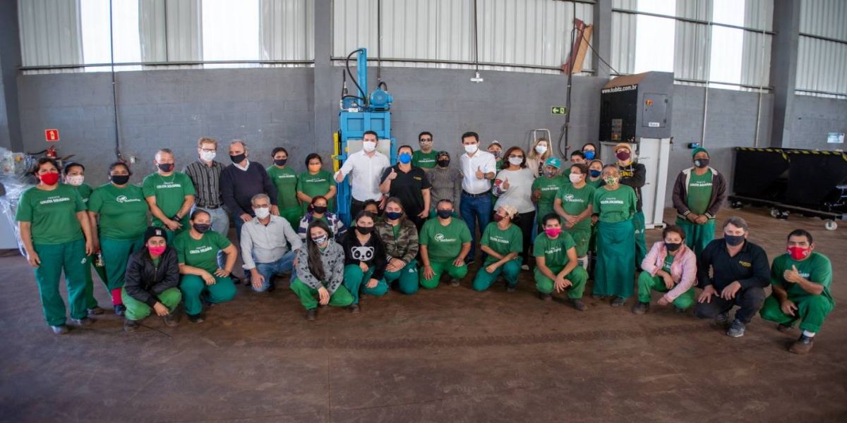 Pacheco entrega prensa hidráulica, esteira e balança para a Caremel