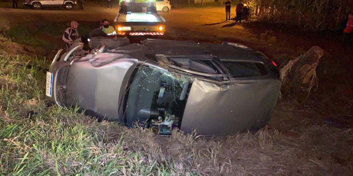 Quatro pessoas ficaram feridas após capotamento na BR-277 em Cascavel