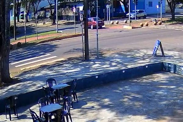 Imagem referente a notícia: Câmera de segurança registra colisão de trânsito na Avenida Barão do Rio Branco