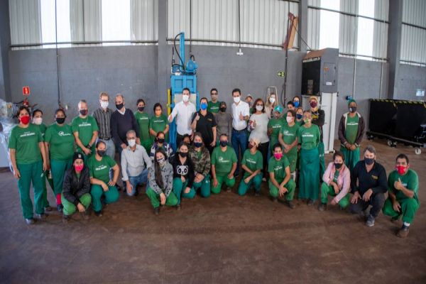 Pacheco entrega prensa hidráulica, esteira e balança para a Caremel