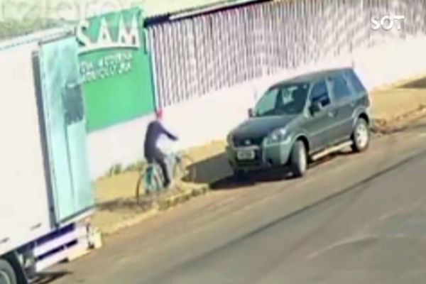 Imagem referente a notícia: Câmera de segurança registra ciclista batendo contra veículo estacionado no Bairro Parque São Paulo