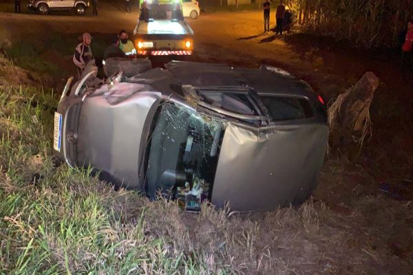 Imagem referente a notícia: Quatro pessoas ficaram feridas após capotamento na BR-277 em Cascavel
