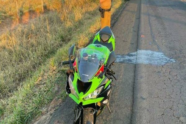Moradora de Umuarama morre ao chocar motocicleta contra placa de sinalização na PR-482