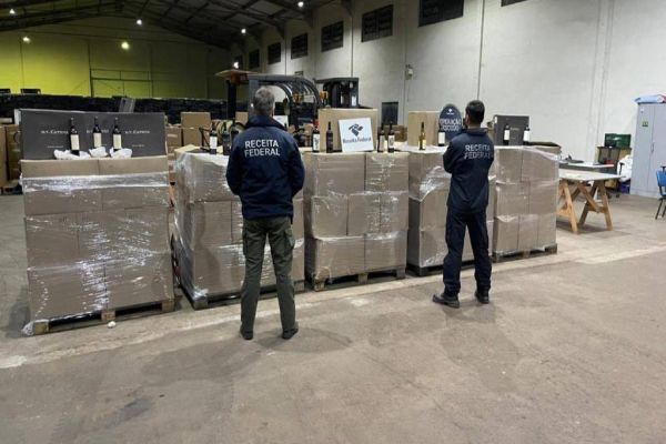 Imagem referente a notícia: Em sete dias Operação Escudo apreendeu mais de R$ 4,8 milhões em mercadorias na fronteira