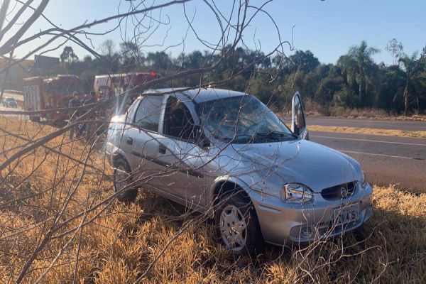 Imagem referente a notícia: Quatro pessoas ficam feridas após capotamento na BR-467 em Cascavel