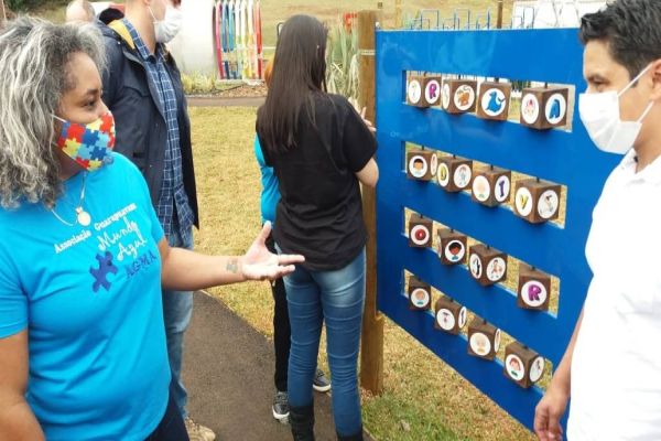 Praça Espaço Inclusivo recebe a visita da Associação Mundo Azul de Guarapuava