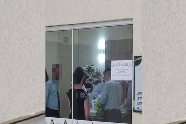 Mulher de 62 anos vitima de câncer é entregue para velório dentro de saco de lixo e sem roupas