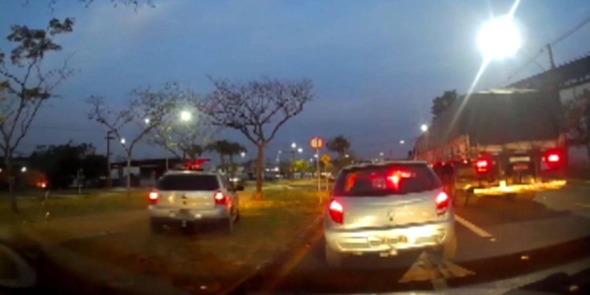 Apressadinho é flagrado andando no canteiro central da Avenida Brasil em Cascavel