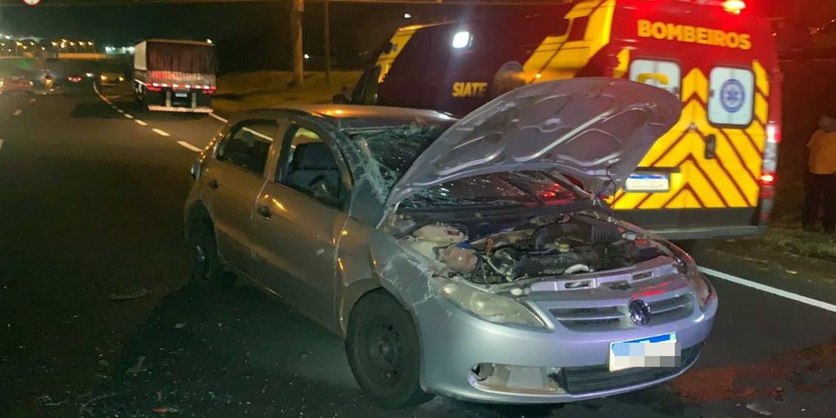 Veículo tomba após perder o controle e colidir contra um caminhão na BR-467, em Cascavel