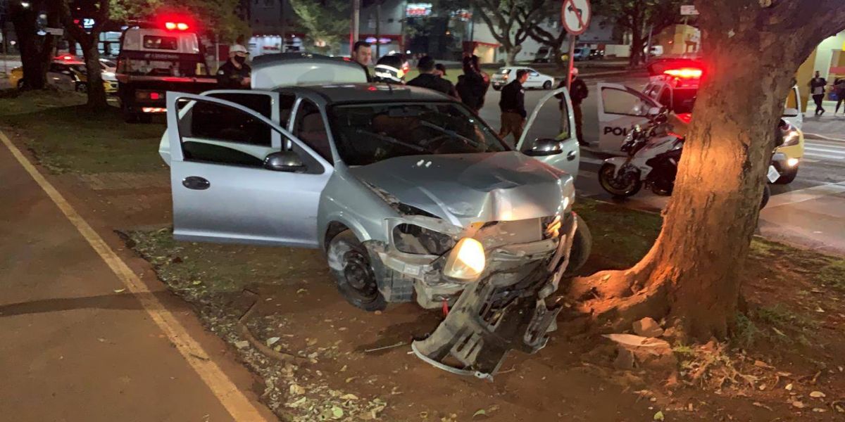 Após perseguição, suspeito colide carro contra árvore na Av. Brasil e acaba detido pela PM