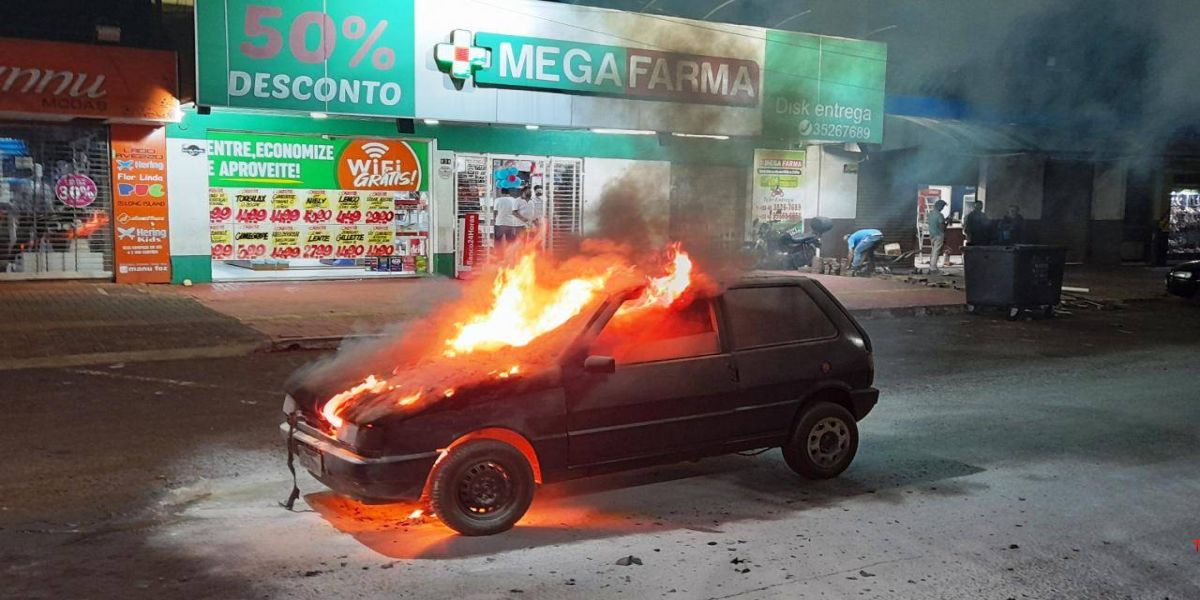 Fronteira: Veículo pega fogo e é destruído pelas chamas no Porto Meira