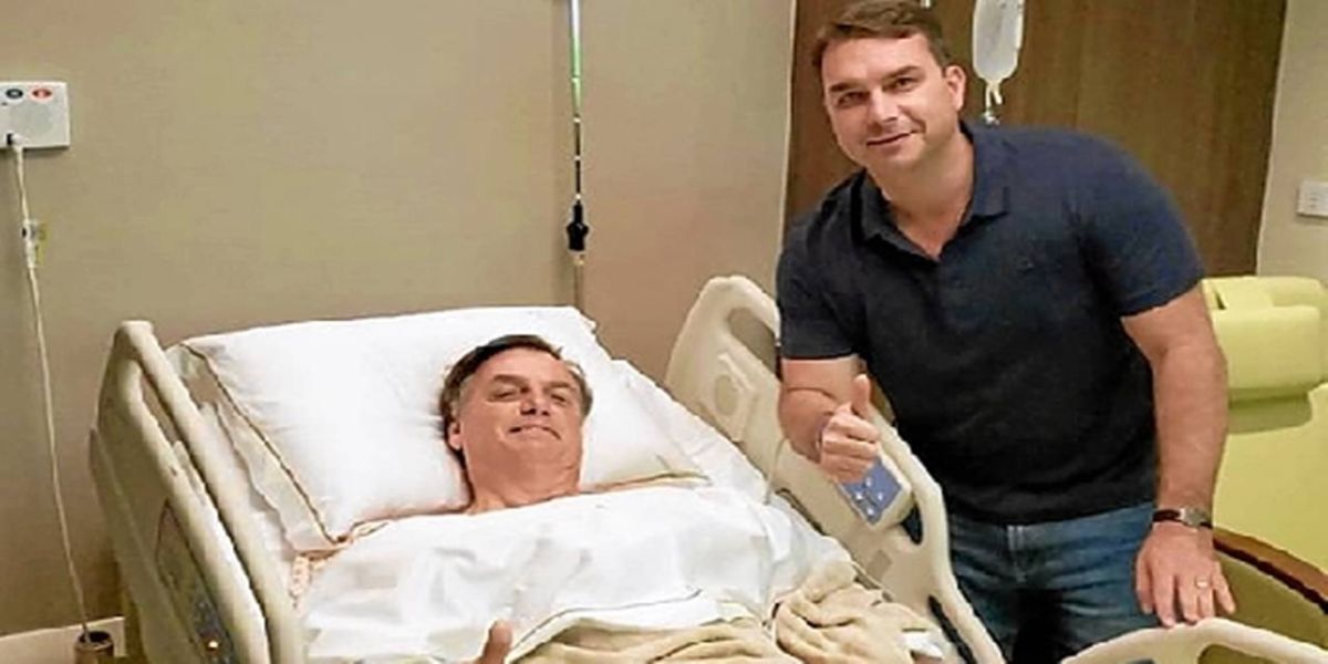 Flávio Bolsonaro conta que seu pai foi encaminhado para a UTI e chegou a ser intubado
