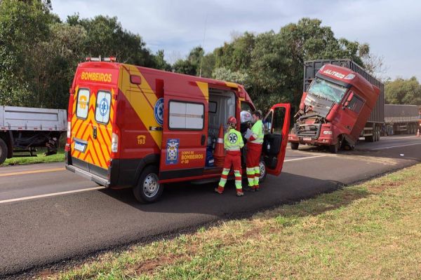 Imagem referente a notícia: Duas pessoas ficam feridas após engavetamento com quatro veículos na BR-277