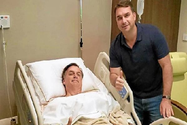 Flávio Bolsonaro conta que seu pai foi encaminhado para a UTI e chegou a ser intubado
