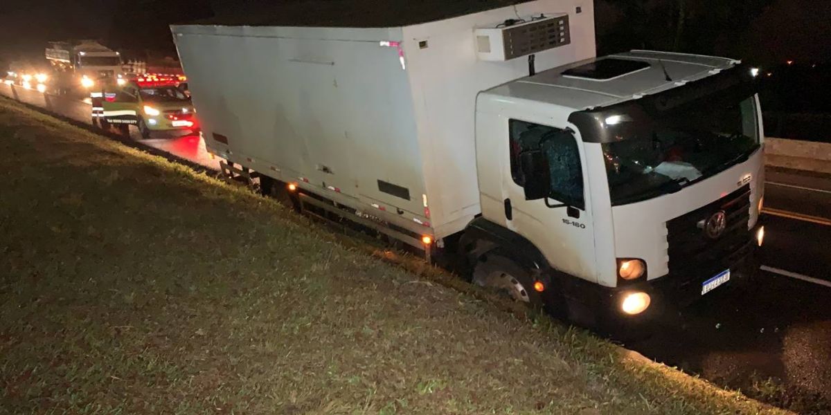 Caminhão cai em canaleta após desviar de ambulância que atendia colisão no Trevo da Portal na BR 277