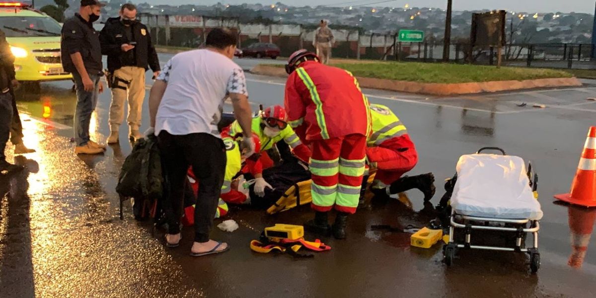 Motociclista fica ferido após colisão de trânsito na BR-277, no Trevo da Portal