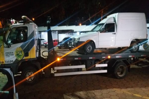 Fiorino roubada em comercio no Bairro São Cristóvão é recuperada pela PM