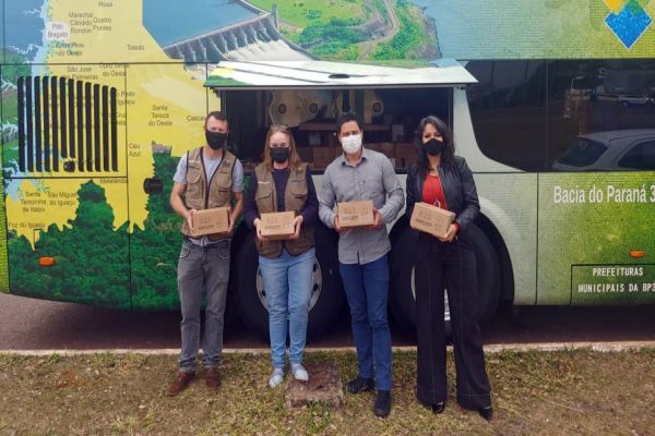 Meio Ambiente recebe ímãs de geladeira para orientações sobre a Coleta Seletiva à população