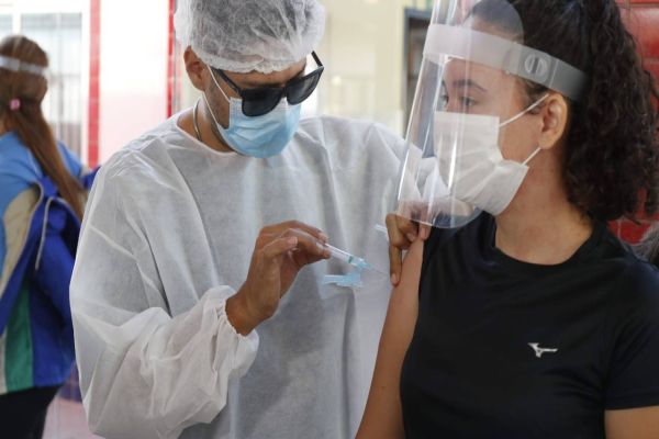Quase 30% da população já está com a vacina completa em Cascavel