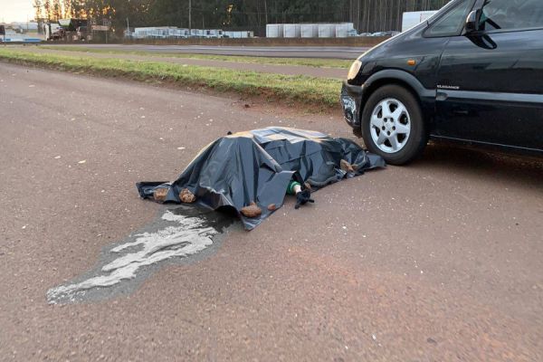 Imagem referente a notícia: Motociclista morre após grave colisão de trânsito entre três veículos na marginal da BR-277